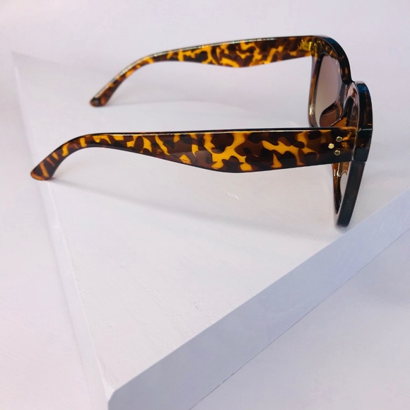 🆑 Square Frame Sunglasses in Tortoise - Picture 7 of 8
